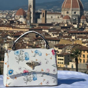 Italienische handgefertigte Ledertaschen für Damen | Elegante Henkeltasche mit Blumenmuster aus Florenz | Hergestellt in Italien