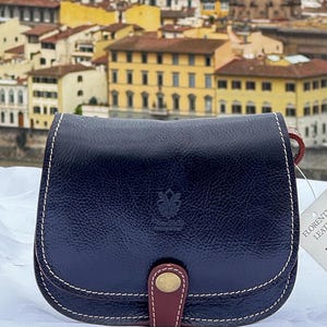 Handgefertigte Umhängetasche aus italienischem Leder – Elegante dunkelblaue Satteltasche aus Florenz