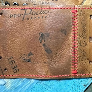 Cartera con clip para billetes y diseño de guante de béisbol de Roberto “Bob” Clemente