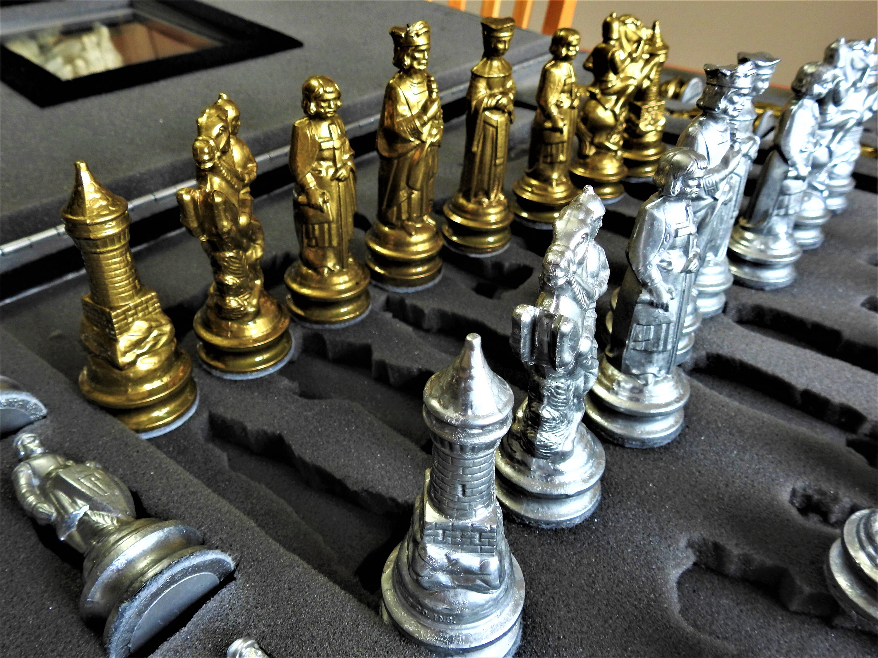 COMPLETE ANRI & LOWE CHESS SET 32 PIECES NO BOARD