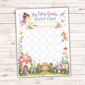 以下が含まれることがあります： My Fairy Gardenステッカーチャート。タイトル、名前記入欄、ステッカー用の20個の円形スペースがあります。妖精、キノコの家、木の門、花、蝶、Believe in Magicと書かれた看板のイラストが描かれています。