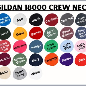 Puede incluir: Carta de colores que muestra 24 colores diferentes de camisetas de cuello redondo Gildan 18000. Los colores incluyen Zafiro Antiguo, Ceniza, Negro, Cardenal, Carb&oacute;n, Gris Oscuro, Bosque, Oro, Granate, Verde Deportivo, Marr&oacute;n Deportivo, Azul Oscuro Deportivo, Rojo Escarlata Deportivo, Heliconia, &Iacute;ndigo, Verde Irland&eacute;s, Azul Claro, Rosa Claro, Marr&oacute;n, Verde Militar, Azul Marino, Naranja, Morado, Rojo, Arena, Gris Deportivo y Blanco.