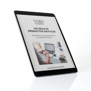 Może przedstawiać: Tablet cyfrowy wyświetlający dokument zatytułowany "100 pomysłów na produkty cyfrowe" autorstwa Vero Maitret. Dokument zachęca czytelników do zamienienia swojej wiedzy w pasywny dochód. Obraz przedstawia osobę pracującą przy laptopie z filiżanką kawy i talerzem ciasteczek na stole.