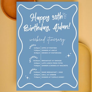 Peut inclure: Un itinéraire d'anniversaire bleu clair avec le texte blanc "Happy 30th Birthday, Aidan!" et un programme du week-end. Le programme comprend les heures et les activités du vendredi, samedi et dimanche. Le fond est jaune clair.