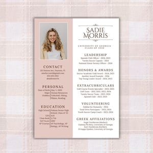 Può includere: Modello di curriculum vitae con foto di una giovane donna, Sadie Morris, e i suoi dati di contatto. Il curriculum vitae descrive la sua istruzione, le informazioni personali, le posizioni di leadership, i premi, le attività extrascolastiche, il volontariato e le affiliazioni greche.