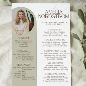 Può includere: Un biglietto in stile curriculum vitae per Amelia Nordstrom, Università della Georgia, Classe 2028. Include foto, dettagli di contatto, informazioni personali, istruzione, ruoli di leadership, onorificenze, attività extrascolastiche, volontariato e affiliazioni greche.