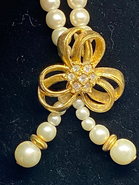 Faux Pearl Necklace with Goldtone Decoration - image 2