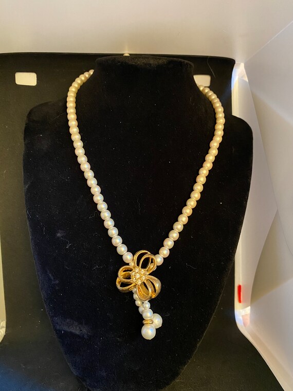 Faux Pearl Necklace with Goldtone Decoration - image 1