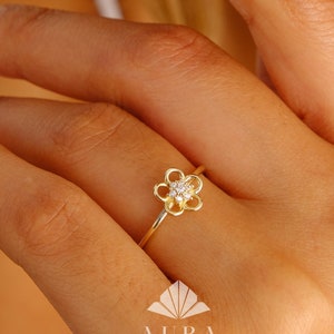 14K Gold Daisy Ring, Flower Statement Ring, Dainty Sunflower Ring, Stackable Gold Ring, Tiny Gold Flower Jewelry, Gift For Her