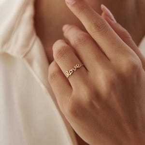 14K スクリプトラブリング、ソリッドゴールドスタッカブルリング、ミニマリストステートメントリング、上品な筆記体文字リング、ガールフレンドへのギフト、誕生日プレゼント