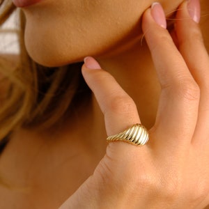 14K Gold Croissant Ring, mutiger Twisted Dome Ring, Chunky Twisted Dome Band, Croissant Band, mutiger Statement Ring, minimalistisches Geschenk für jeden Tag