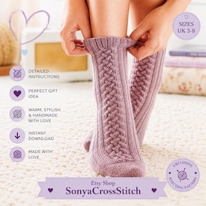 Könnte beinhalten: Ein Paar mauvefarbene Strickstrümpfe mit einem vertikalen Zopfmuster auf der Vorderseite und gerippten Bündchen. Das Bild enthält den Text: SIZES UK 3-8, DETAILED INSTRUCTIONS, PERFECT GIFT IDEA, WARM, STYLISH & HANDMADE WITH LOVE, INSTANT DOWNLOAD, MADE WITH LOVE und Etsy Shop SonyaCrossStitch.