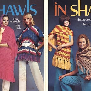 Puede incluir: Imagen de moda vintage con mujeres modelando chales de ganchillo y punto en varios colores. La imagen incluye el texto "IN SHAWLS" y "THREE TO CROCHET, THREE TO KNIT."