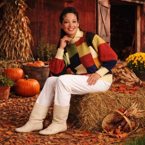 Könnte beinhalten: Eine weiße Keramik-Tasse mit schwarzem Henkel und dem Text "But First, Coffee" in schwarzer, handschriftlicher Schrift. Die Tasse steht auf einer weißen Oberfläche.