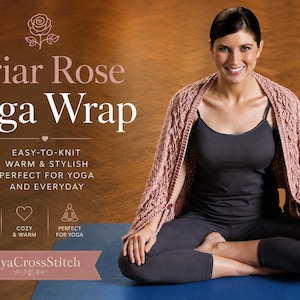 Könnte beinhalten: Ein altrosa gestricktes Tuch mit strukturiertem Zopfmuster, das über die Schultern drapiert ist. Der Text auf dem Bild lautet Briar Rose Yoga Wrap, Easy-to-knit, Warm & Stylish, Perfect for Yoga and Everyday und SonyaCrossStitch mit Symbolen.