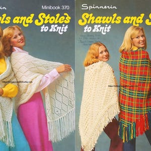 以下が含まれることがあります： 黄色と白で「Shawls and Stoles to Knit」と書かれたヴィンテージ本の表紙。画像には、さまざまなスタイルと色のニットショールとスカーフを身に着けた女性が写っています。本は「Spinnerin Minibook 370」というタイトルです。