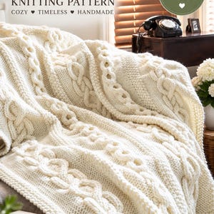 Puede incluir: Una manta de punto grueso de color crema con intrincados patrones de trenzas. La imagen incluye el texto CHUNKY THROW KNITTING PATTERN, COZY TIMELESS HANDMADE, PDF PATTERN, HOME SWEET HOME y SonyaCrossStitch.