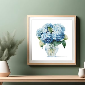 以下が含まれることがあります： 透明なガラスの花瓶に青いアジサイの花束を描いた水彩画。花は緩やかで自然なスタイルで配置され、花瓶は白い表面の上に置かれています。
