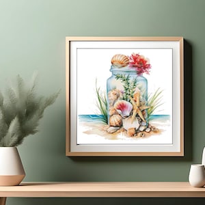 Op de afbeelding: Een glazen pot gevuld met schelpen en een zeester, met een rode bloem erop. De pot staat op een zandstrand met een blauwe zee op de achtergrond.