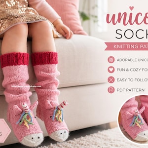 Puede incluir: Un patrón de tejido para calcetines de unicornio en tejido de punto rosa con puños acanalados rosa oscuro y puntera blanca. El diseño incluye un pequeño cuerno de unicornio y crines de hilo de colores. Texto: unicorn SOCKS KNITTING PATTERN, SIZES 2-6 years.
