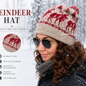 Könnte beinhalten: Eine beige-rote Strickmütze mit Rentier-Muster und Bommel. Der Text lautet REINDEER HAT KNITTING PATTERN, DK WEIGHT YARN, FAIR ISLE COLORWORK, SLOUCHY FIT WITH POM POM, DETAILED INSTRUCTIONS und PDF DOWNLOAD.