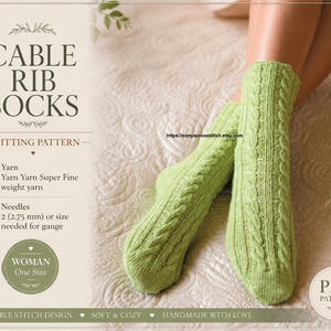 Puede incluir: Un par de calcetines tejidos de color verde claro con un patrón de canalé de cable vertical. La imagen incluye el texto: CABLE RIB SOCKS, KNITTING PATTERN, Yarn Super Fine weight yarn, Needles 2 (2,75 mm), WOMAN One Size y PDF PATTERN.