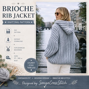 Pode incluir: Uma jaqueta com capuz azul-clara com um padrão de ponto brioche. O texto diz: BRIOCHE RIB JACKET, KNITTING PATTERN, PDF PATTERN, INSTANT DOWNLOAD, FOR ADVANCED BEGINNERS, SIZES 77 - 142 cm BUST, CHUNKY COSY TIMELESS, OVERSIZED FIT, HOODED DESIGN, BRIOCHE RIB STITCH, Designed by SonyaCrossStitch.