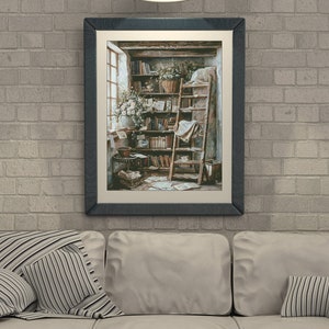 Puede incluir: Una pintura enmarcada de una habitación con una escalera de madera apoyada en una estantería llena de libros. La estantería está decorada con una cesta de flores y un paño blanco. La habitación tiene una ventana con vistas a un jardín.