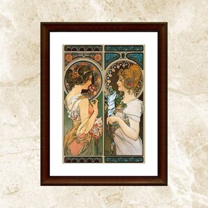 Op de afbeelding: Een ingelijste kunstprint met twee vrouwen in Art Nouveau-stijl. De vrouwen zijn in profiel afgebeeld, een houdt een bloem vast en de ander een veer. De print is omgeven door een decoratieve rand met bloem- en geometrische motieven.