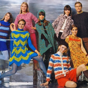Puede incluir: Un grupo de personas modelando prendas de punto vintage. La ropa incluye vestidos, suéteres y una capa en varios colores y patrones. La imagen tiene una estética retro, con el texto "soniacrossstitch.etsy.com" visible.