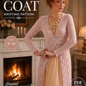 Op de afbeelding: Een vrouw draagt een lichtroze kanten jas over een perzikkleurige jurk. De jas is een breipatroon, met de tekst "Lace Coat Knitting Pattern" bovenaan. Maten S-M. Het ontwerp is elegant, met direct PDF download.