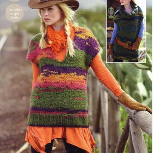 Puede incluir: Una mujer luce un chaleco de punto colorido con cuello en V, combinado con una blusa naranja y leggings negros. El chaleco presenta rayas verdes, moradas, naranjas y rosas. El texto "Easy Knit" y "Includes larger sizes" es visible.