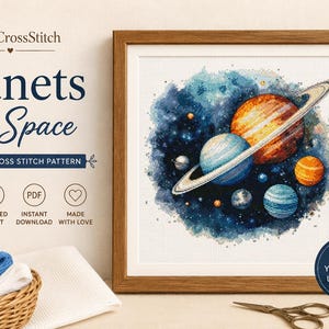Peut inclure: Un modèle de point de croix encadré intitulé Planets in Space représentant des planètes avec des anneaux sur un fond cosmique bleu foncé. Le texte inclut SonyaCrossStitch, Planets in Space et Counted Cross Stitch Pattern.