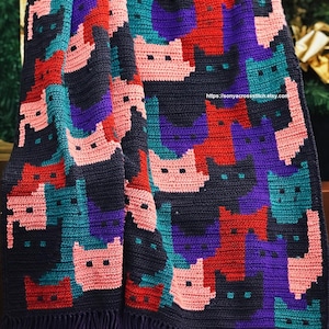 Puede incluir: Una taza de cerámica blanca con un asa negra y el texto "But first, coffee" en negro, con una fuente de estilo manuscrito. La taza está sobre una superficie blanca.