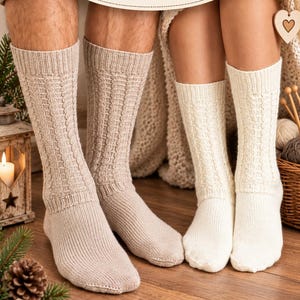 Könnte beinhalten: Zwei Paar wadenlange Socken, ein Paar in Hellbeige und ein Paar in Off-White, beide mit einem vertikalen Zopfstrickmuster am Schaft und einem gerippten Bündchen. Das Bild enthält den Text Etsy shop SonyaCrossStitch mit einem Herzsymbol.