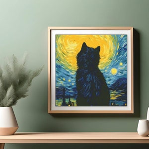 Puede incluir: Una pintura enmarcada de un gato negro silueteado contra un cielo nocturno estrellado con una gran luna amarilla. La pintura está en el estilo de La Noche Estrellada de Vincent van Gogh.