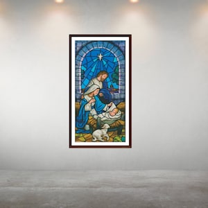 Puede incluir: Una ventana de vitrales que representa la escena de la natividad. María, José y el niño Jesús se muestran en un entorno azul y dorado con una estrella sobre ellos. Un cordero blanco está en primer plano.