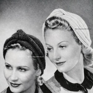 Può includere: Immagine vintage in bianco e nero con due donne che indossano turbanti lavorati a maglia. Il testo recita "Two Knitted Turbans" e "One in Moss-Stitch and one with a Bandeau of Stocking-Stitch". Il numero del volantino Bestway è 986.