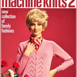 Może przedstawiać: Broszura ze wzorami Patons machine knits 2, nr 169, przedstawiająca różowy rozpinany kardigan z ażurowymi detalami w jodełkę. Okładka zawiera tekst 'new collection of family fashions' oraz 'SonyaCrossStitch' z ikoną kłębka włóczki.