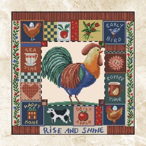 Op de afbeelding: Een kruissteekontwerp met een haan met een groene staart, oranje en bruine veren en blauwe accenten. Het ontwerp bevat vierkanten met afbeeldingen van een kip, appel en koe, met de woorden "Rise and Shine".