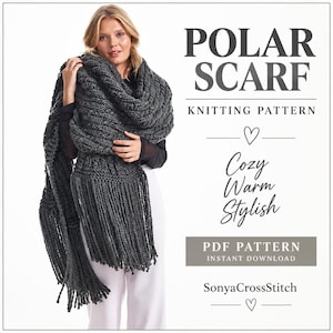Può includere: Una sciarpa in maglia grossa grigio scuro con lunghe frange, presentata in un modello per maglieria intitolato POLAR SCARF. Il testo include KNITTING PATTERN, Cozy Warm Stylish, PDF PATTERN INSTANT DOWNLOAD e SonyaCrossStitch, con icone a cuore.