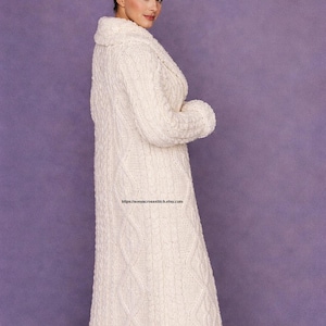 Könnte beinhalten: Cremefarbener, langer Zopfstrickmantel mit Schalkragen. Der Mantel hat ein strukturiertes Muster und lange Ärmel. Das Bild enthält den Text "https://sonyacrossstitch.etsy.com". Der Mantel ist ein gemütliches, warmes Kleidungsstück.