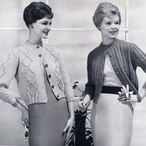 Pode incluir: Duas mulheres usando cardigans de malha vintage. Um é de cor clara com um padrão de diamante, o outro é escuro com um design canelado. Ambos os cardigans têm fechos de botão e são combinados com saias.