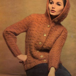 Könnte beinhalten: Ein rostfarbener Kapuzen-Cardigan mit großen, runden Knöpfen. Der Strickpullover hat ein strukturiertes Muster und lange Ärmel. Das Bild enthält den Text "No. 6805 (Instructions on Page 13)".