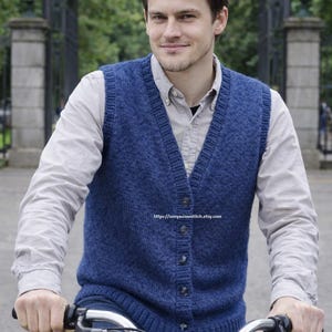 Puede incluir: Un chaleco de punto azul marino con cuello en V y cierre de botones. El chaleco se lleva sobre una camisa abotonada de color claro. La imagen incluye el texto "https://sonyacrossstitch.etsy.com".