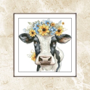 Könnte beinhalten: Eine schwarz-weiße Kuh mit einer Blumenkrone aus gelben und blauen Blumen. Die Kuh schaut direkt auf den Betrachter.