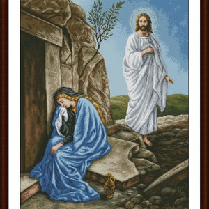 Puede incluir: Una mujer con una t&uacute;nica azul se sienta llorando a la entrada de una tumba de piedra. Un hombre con una t&uacute;nica blanca se aleja de la tumba. La escena representa la historia b&iacute;blica de la resurrecci&oacute;n de Jes&uacute;s.
