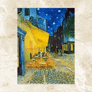 Puede incluir: Una pintura de un café por la noche con un cielo estrellado. El café está iluminado con luces amarillas y hay gente sentada en mesas afuera. La pintura está hecha en un estilo similar al de Vincent van Gogh.