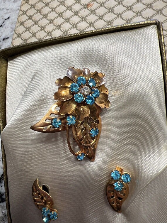 1950s Gold Rhinestone And Aqua Blue Screw Back Ea… - image 8