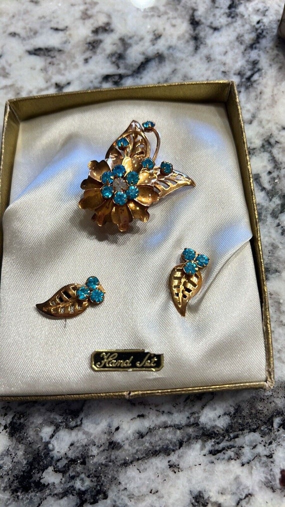 1950s Gold Rhinestone And Aqua Blue Screw Back Ea… - image 1